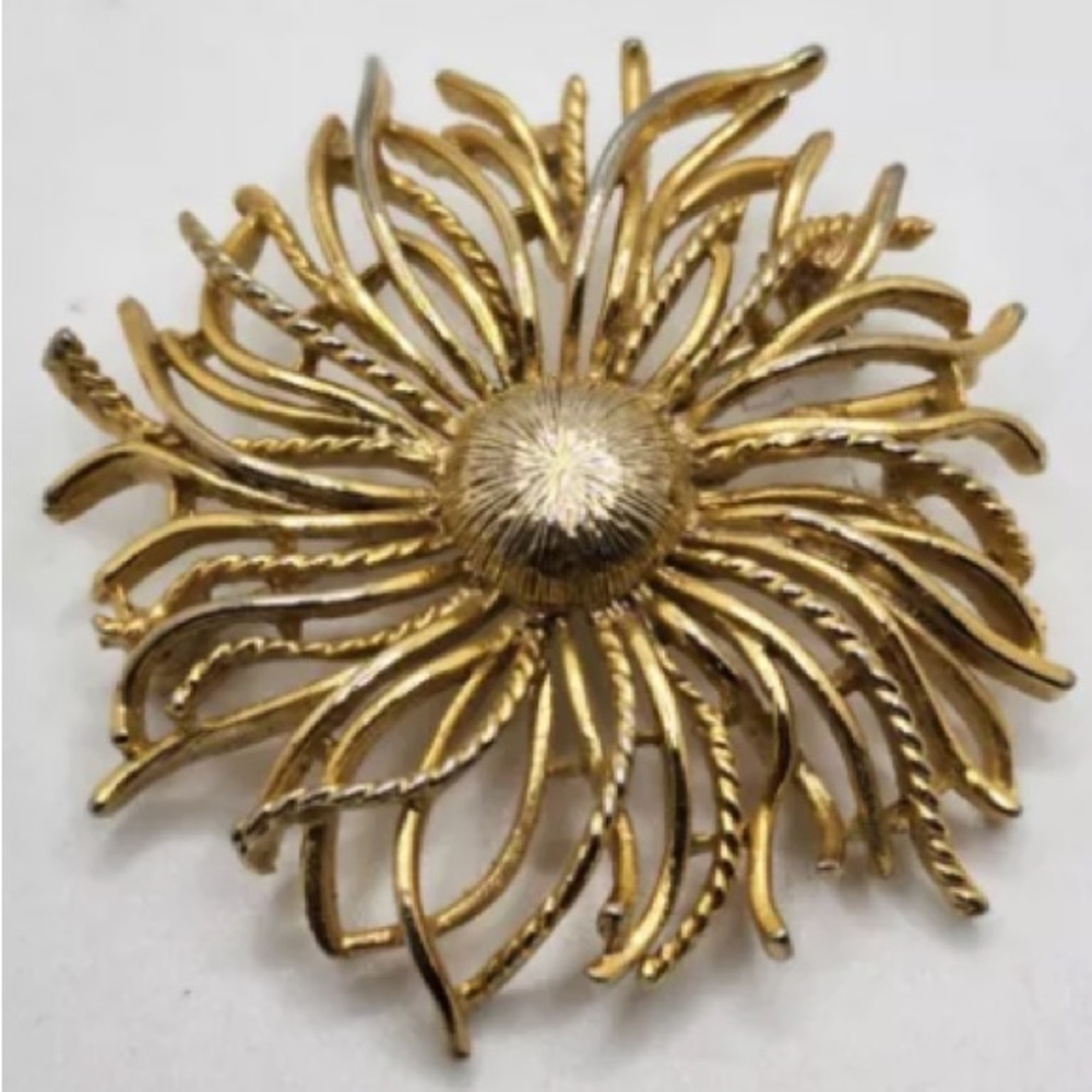 Vintage Lisner Gold Tone Flower Brooch Pin